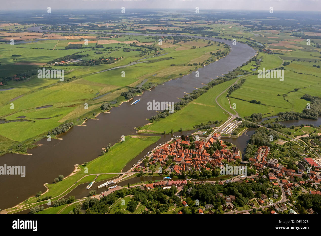 Luftaufnahme, streamt alte Stadt Hitzacker mit Nebenfluss Sperrwerks und Altjeetzel, Fluss Elbe Stockfoto