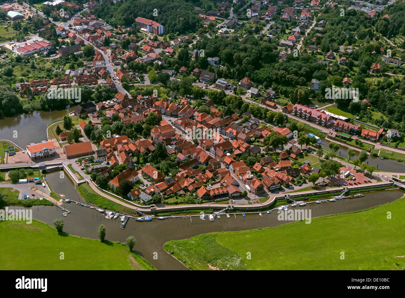 Luftaufnahme, streamt alte Stadt Hitzacker mit Nebenfluss Sperrwerks und Altjeetzel, Fluss Elbe Stockfoto