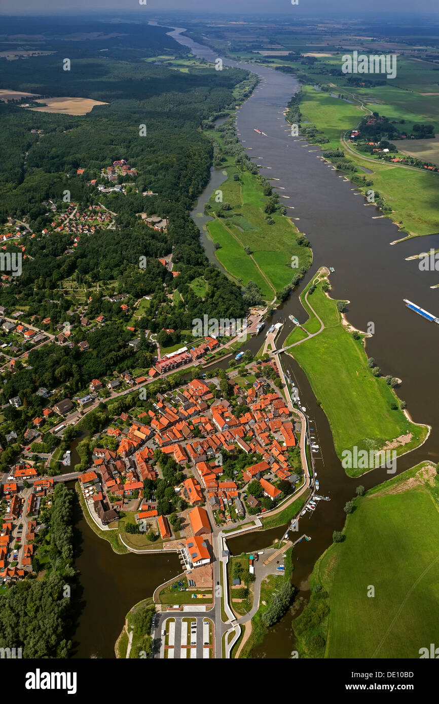 Luftaufnahme, streamt alte Stadt Hitzacker mit Nebenfluss Sperrwerks und Altjeetzel, Fluss Elbe Stockfoto