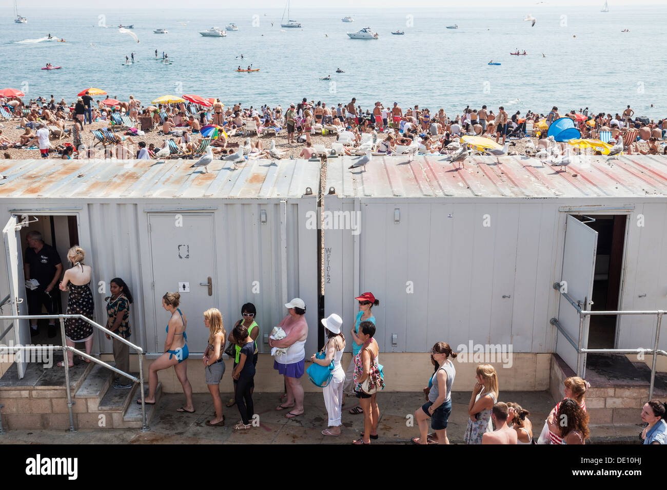 England, East Sussex, Brighton, Brighton Beach Line von Frauen Schlange für die Damentoilette Stockfoto