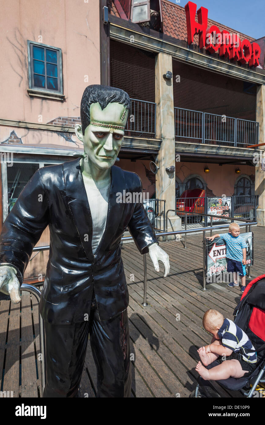 England, East Sussex, Brighton, Brighton Beach, Pier von Brighton, Frankenstein-Statue vor Pier Attraktion Stockfoto