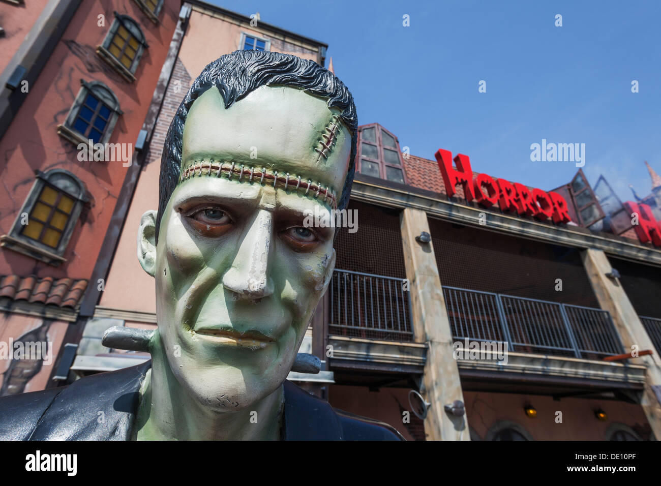 England, East Sussex, Brighton, Brighton Beach, Pier von Brighton, Frankenstein-Statue vor Pier Attraktion Stockfoto