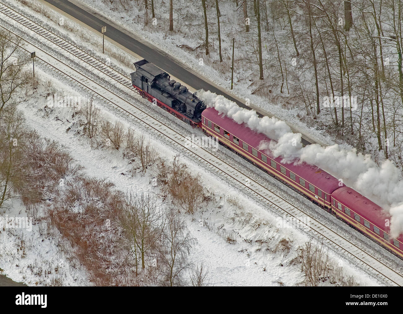 Luftbild, Bahn, Dampflok mit Personenwagen Stockfoto
