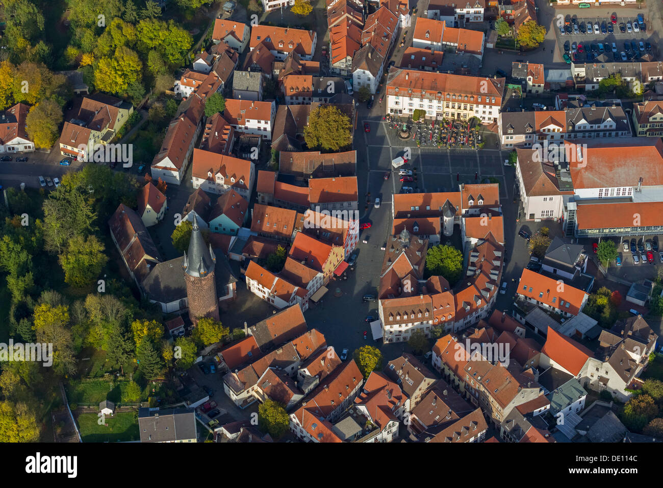 Luftaufnahme, Altstadt mit historischen Häusern, Alter Turm Turm Stockfoto