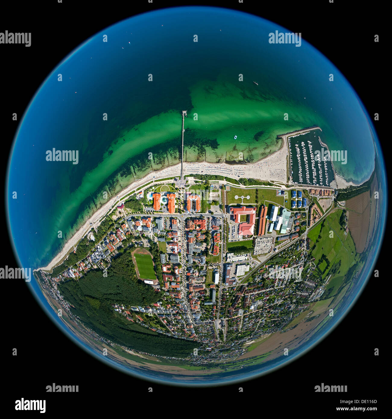 Luftbild, Strand, Promenade und Jachthafen, fisheye Schuss Stockfoto