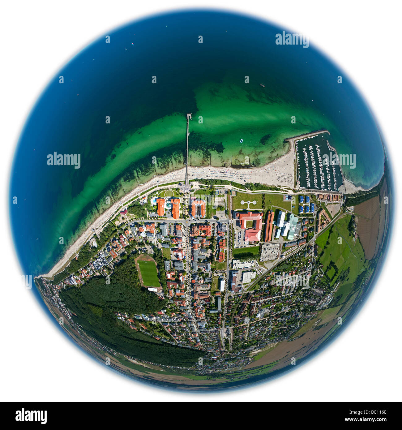 Luftbild, Strand, Promenade und Jachthafen, fisheye Schuss Stockfoto
