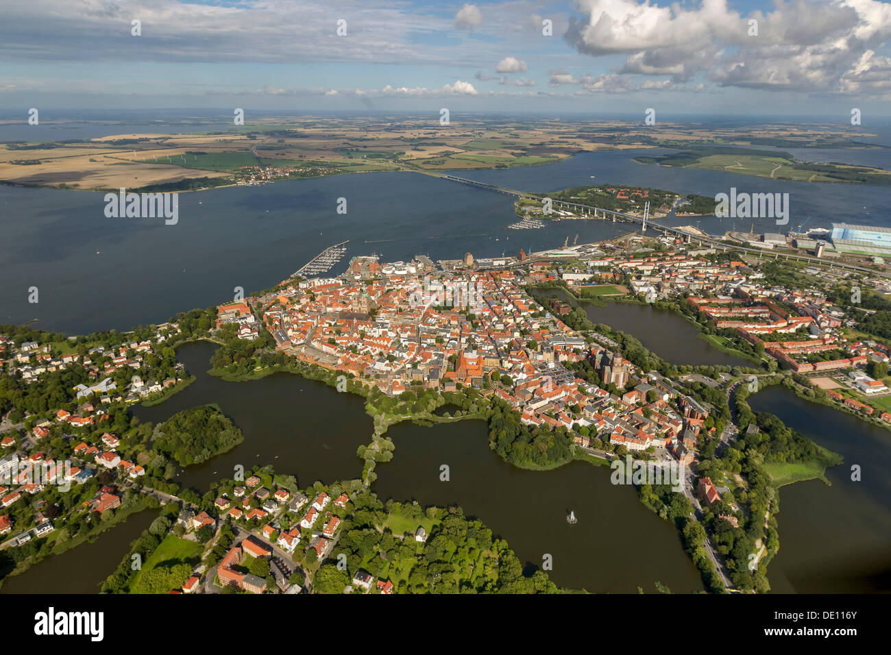 Luftaufnahme, Stralsund, mit der alten Stadt-Insel umgeben von Wasser auf den Klang der Strelasund, Ostsee Stockfoto