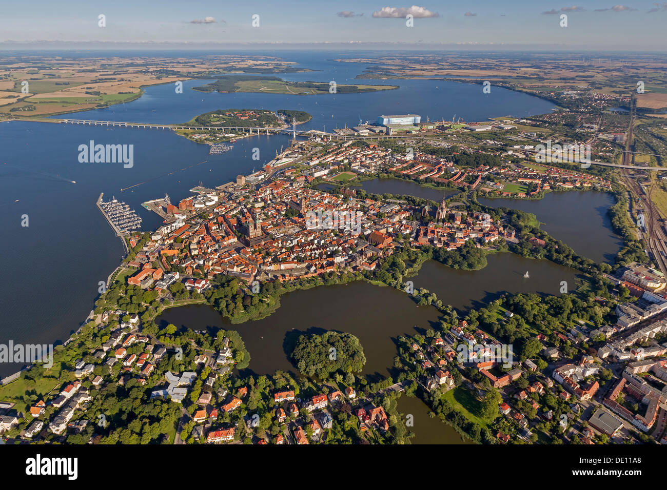 Luftaufnahme, Stralsund, mit der alten Stadt-Insel umgeben von Wasser auf den Klang der Strelasund, Ostsee Stockfoto