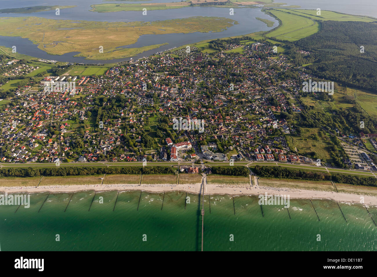 Luftaufnahme, Zingst mit einem Ostsee-Strand und Pier Seebruecke Zingst Stockfoto