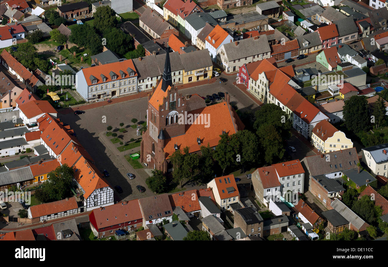 Luftaufnahme, Stadtmitte, St. Marienkirche, eine Backsteinkirche auf der Markt-Quadrat Usedom Stockfoto