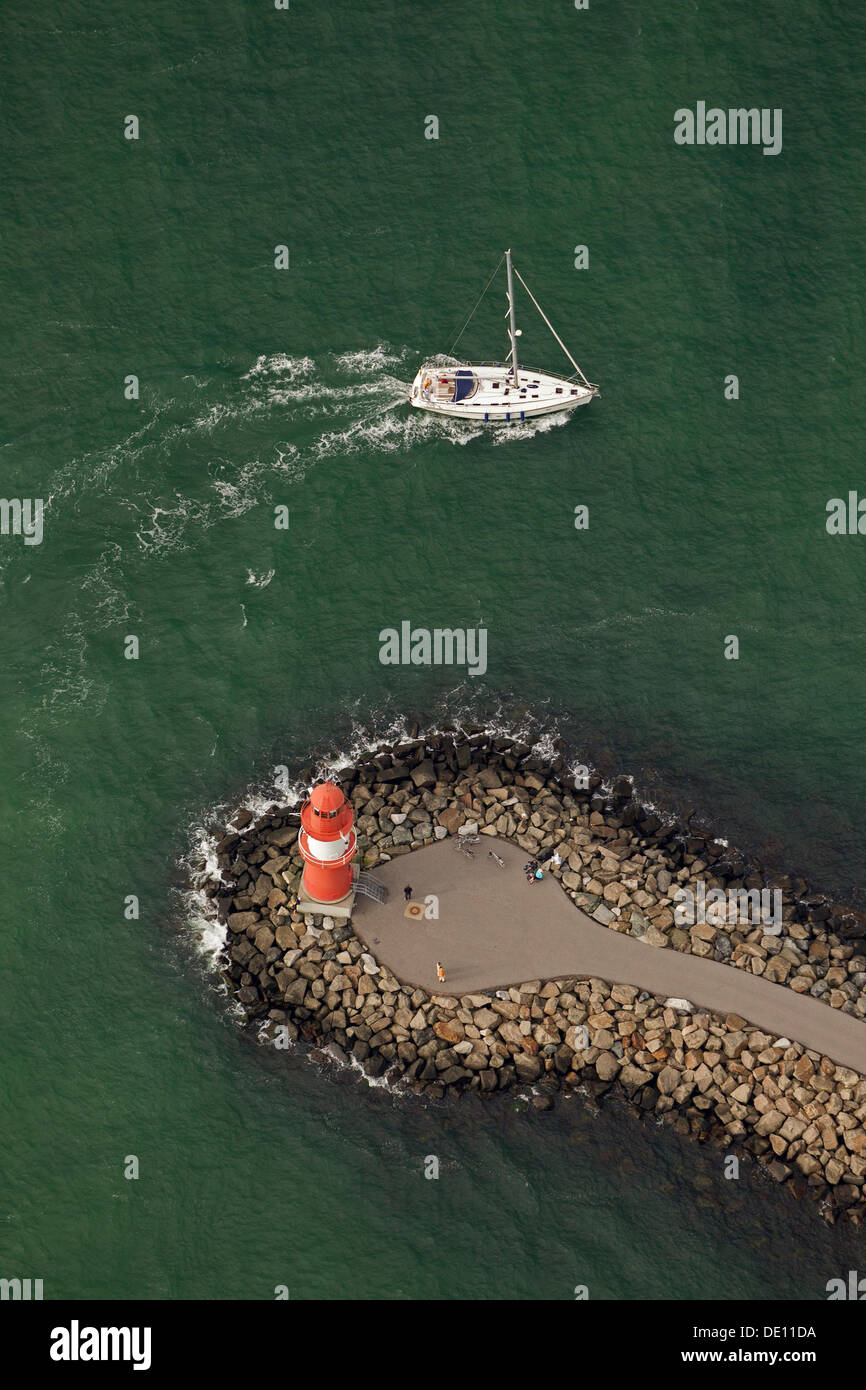 Luftbild, Backbord, Molenfeuer Warnemuende Leuchtturm mit einem Segelboot Stockfoto