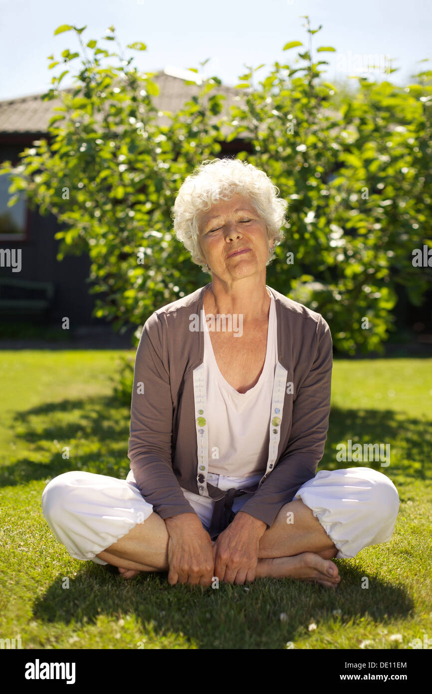 Oma gras Fotos und Bildmaterial in hoher Auflösung Alamy