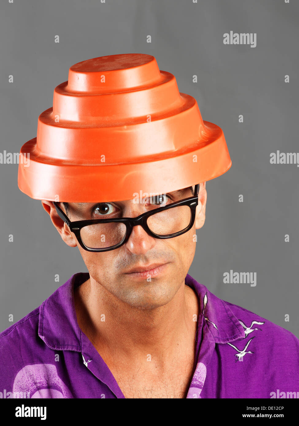 Porträt eines dummen Kerl mit einem roten Devo Energie Dome-Hut auf Stockfoto