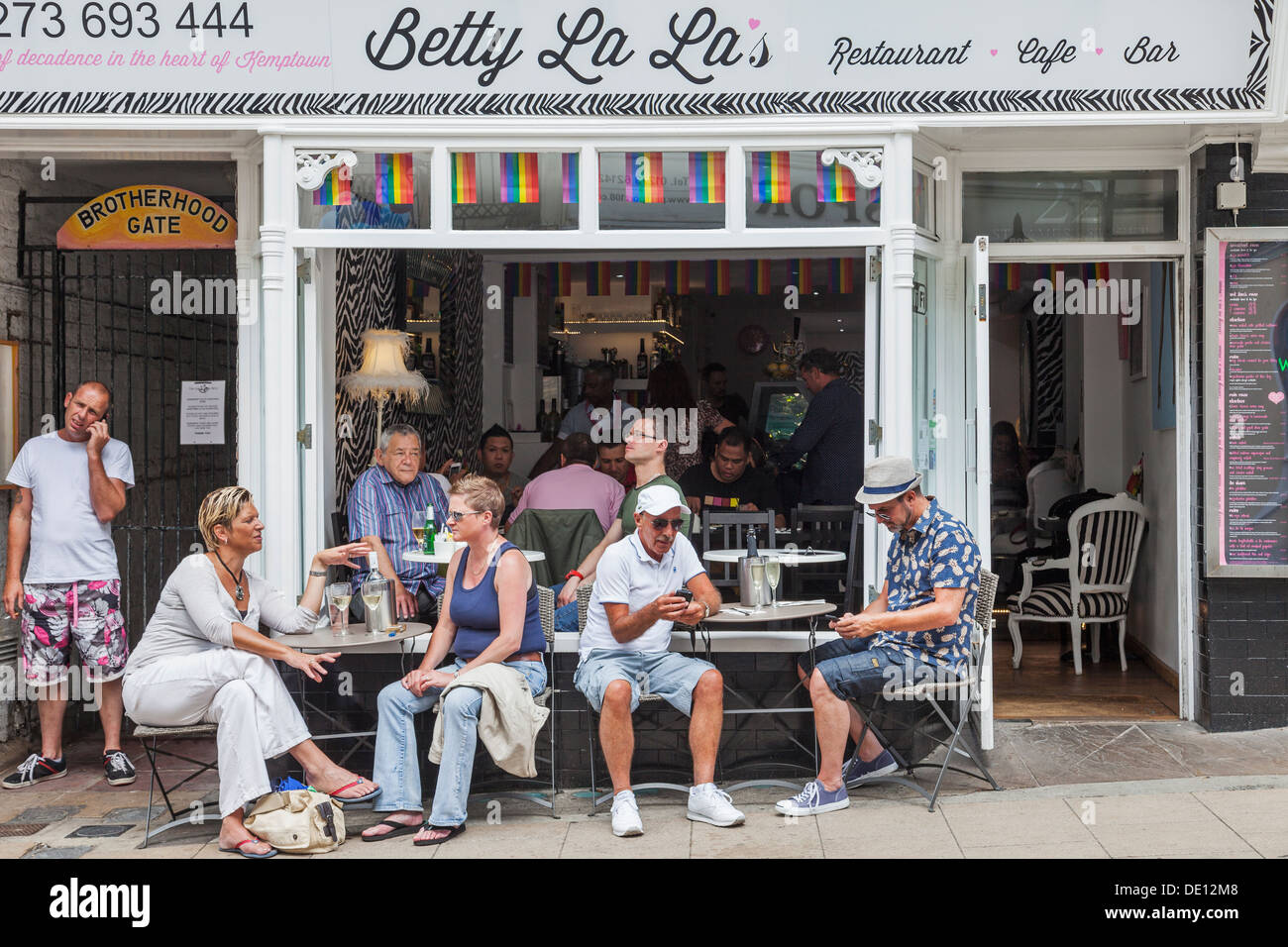 England, East Sussex, Brighton, Kemptown, Menschen sitzen außen Bar Stockfoto
