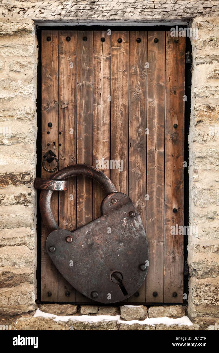 Antike verschlossene Holztür und großen verrosteten Schloss, alte altmodische Sicherheitskonzept Stockfoto