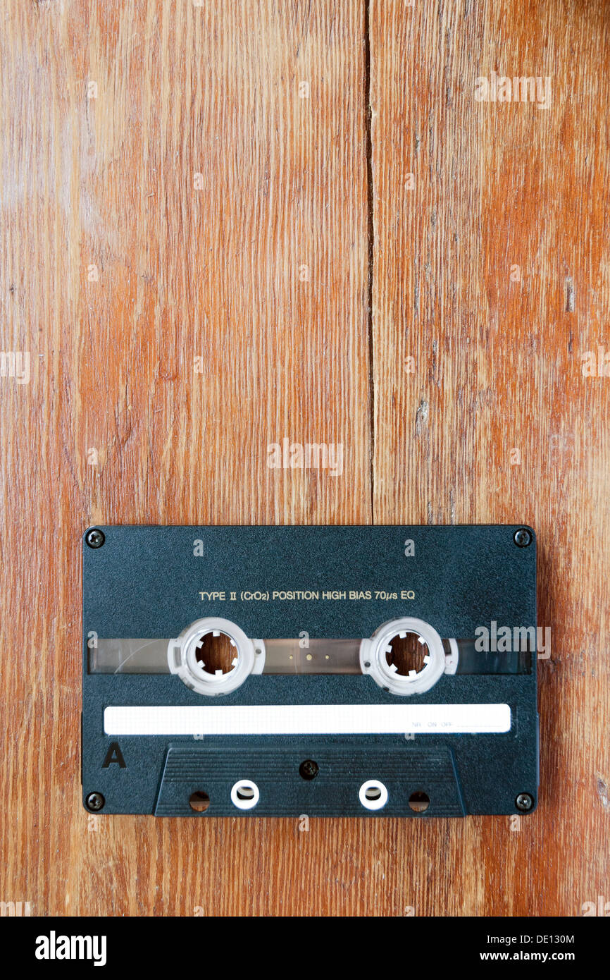 Vintage High-End Audio-Kassette auf rissige Holztisch Stockfoto