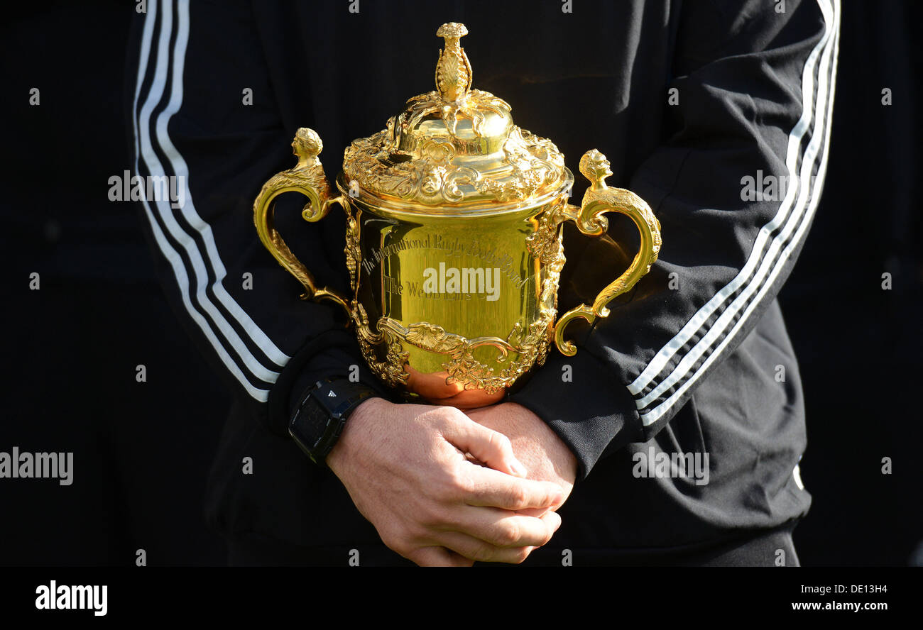 Auckland, Neuseeland. 09. September 2013. Richie McCaw hält den Rugby World Cup. (Webb Ellis Trophy). All Blacks Coaching Klinik Eden Park. Bildnachweis: Aktion Plus Sport/Alamy Live-Nachrichten Stockfoto