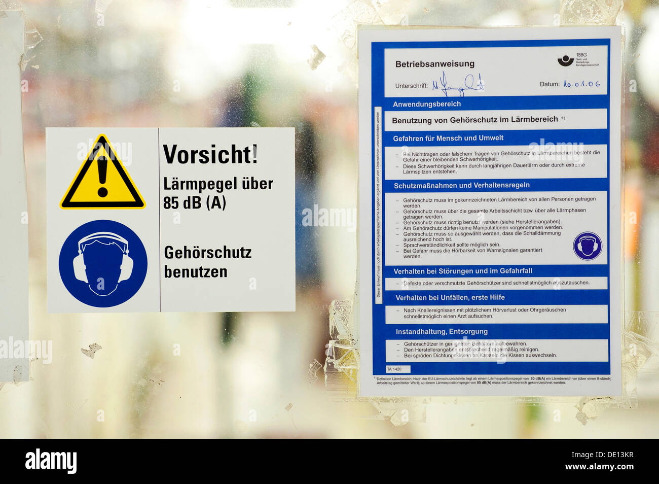Zeichen in Deutsch, Vorsicht Lärmpegel über 85 dB, Gehörschutz, Richtlinien für die Verwendung von Gehörschutz in Stockfoto