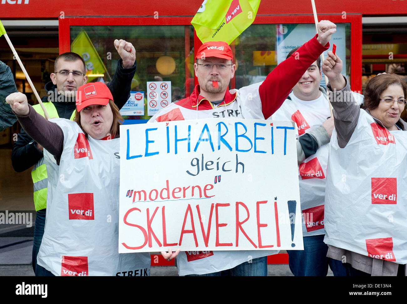 Schild "Leiharbeit Gleich moderne Sklaverei", Deutsch für "Zeitarbeit ist moderne Sklaverei", Tage-Streik gegen den Einsatz von Stockfoto
