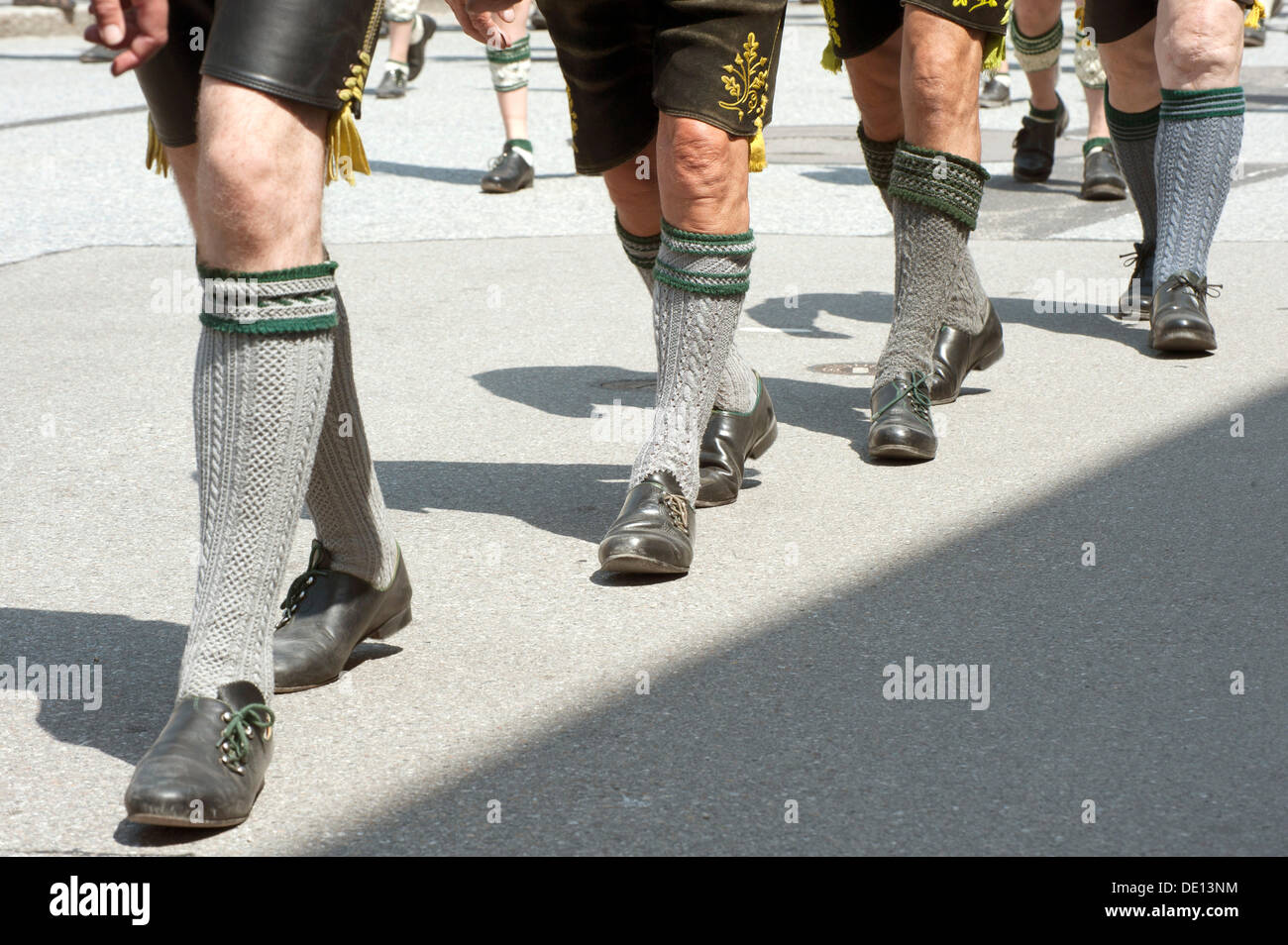 Männer in bayerischer Tracht, Lederhosen, Trachtenumzug anlässlich des 90. Jahrestages der Ebersberg Kostüm Gesellschaft Stockfoto