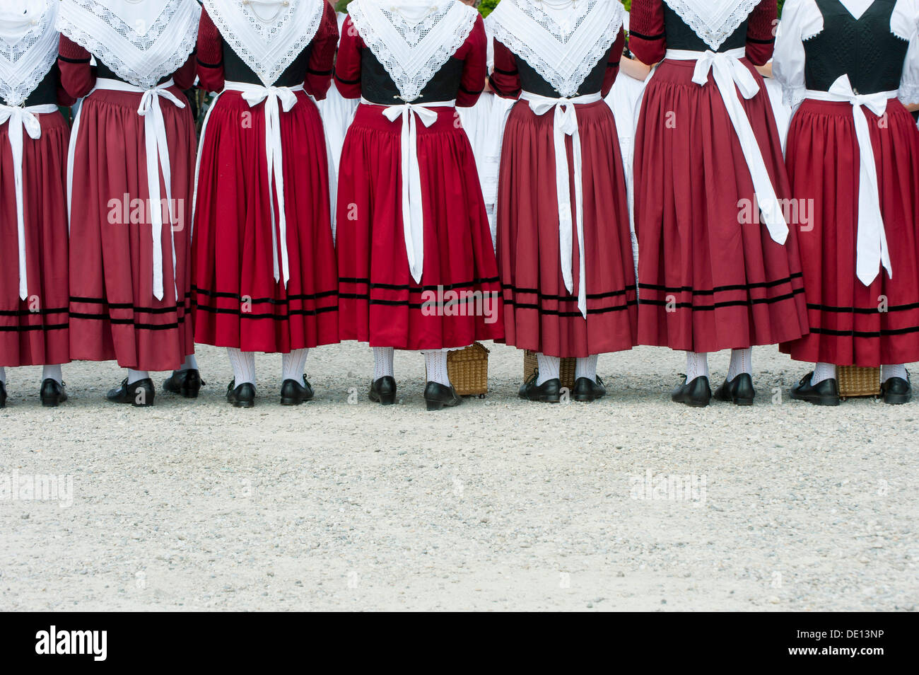 Frauen in bayerischer Tracht bildet eine Ehrenwache für den Eintritt ins Bier Zelt, 90. Jahrestag der Stockfoto