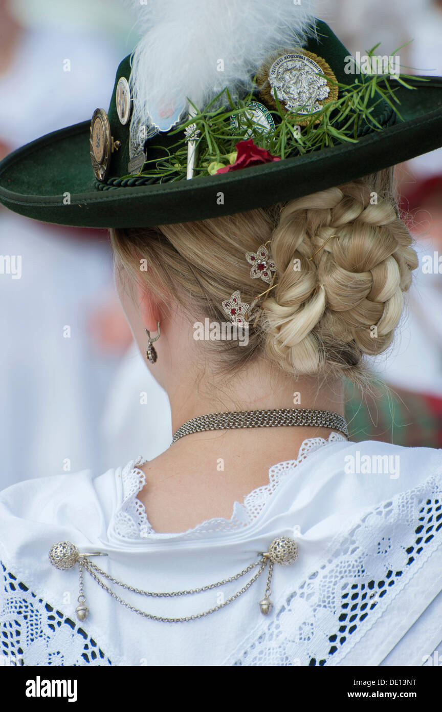 Frauen in bayerischer Tracht, traditionellen Hut, Trachtenumzug, 90. Jahrestag der Ebersberg Kostüm Gesellschaft Stockfoto