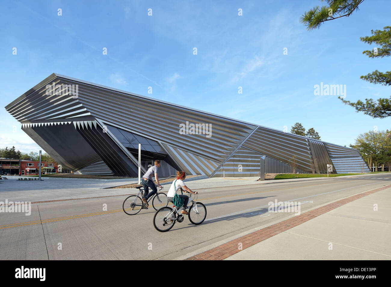 Eli & Edythe breit Kunstmuseum, Lansing, Vereinigte Staaten von Amerika. Architekt: Zaha Hadid Architects, 2013. Campus-Pfade bei Radfahrern und mu Stockfoto