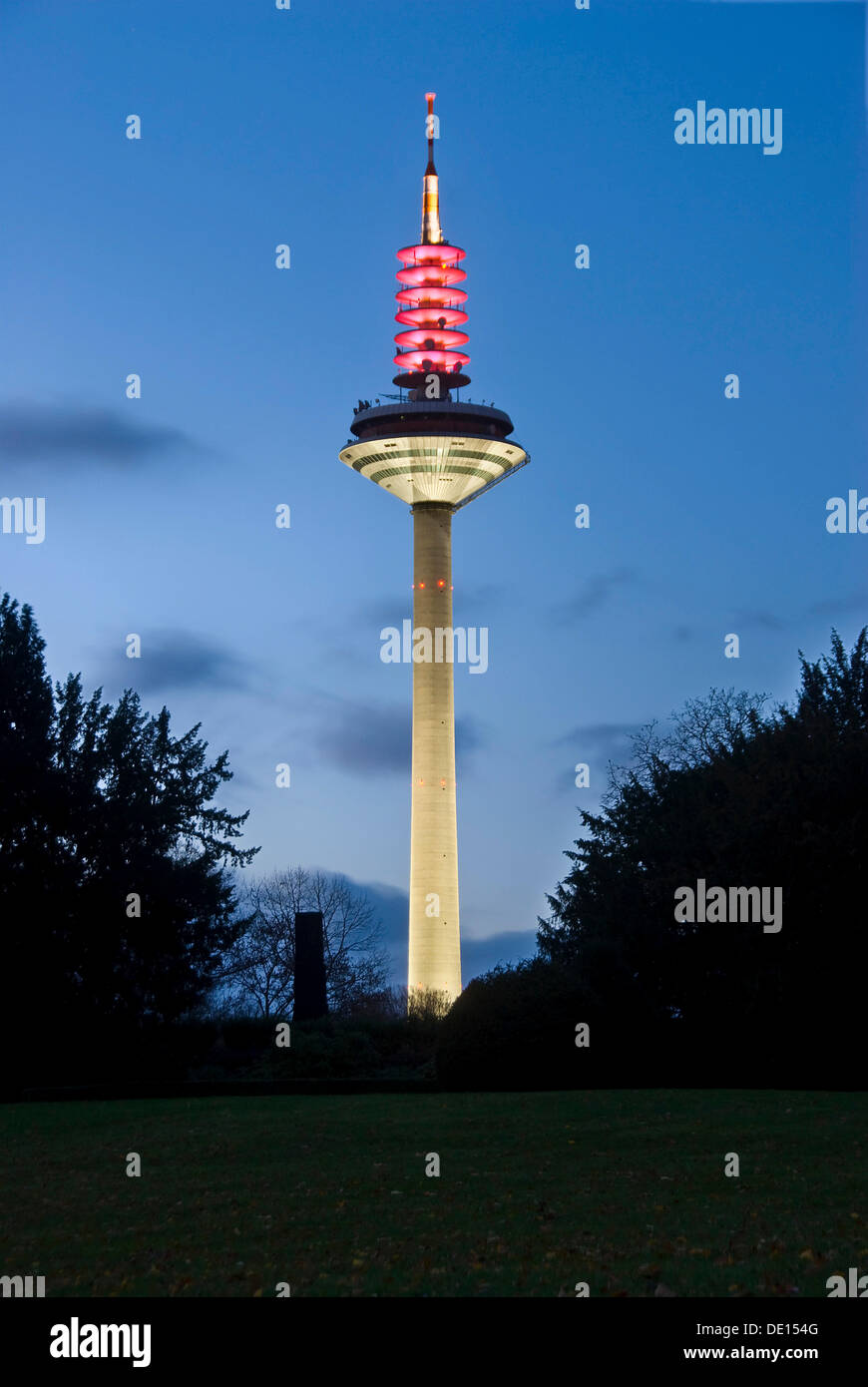 Abendstimmung, beleuchtete Europaturm Turm, inoffiziell bekannt als Ginnheim Spargel, Frankfurt Am Main, Hessen Stockfoto
