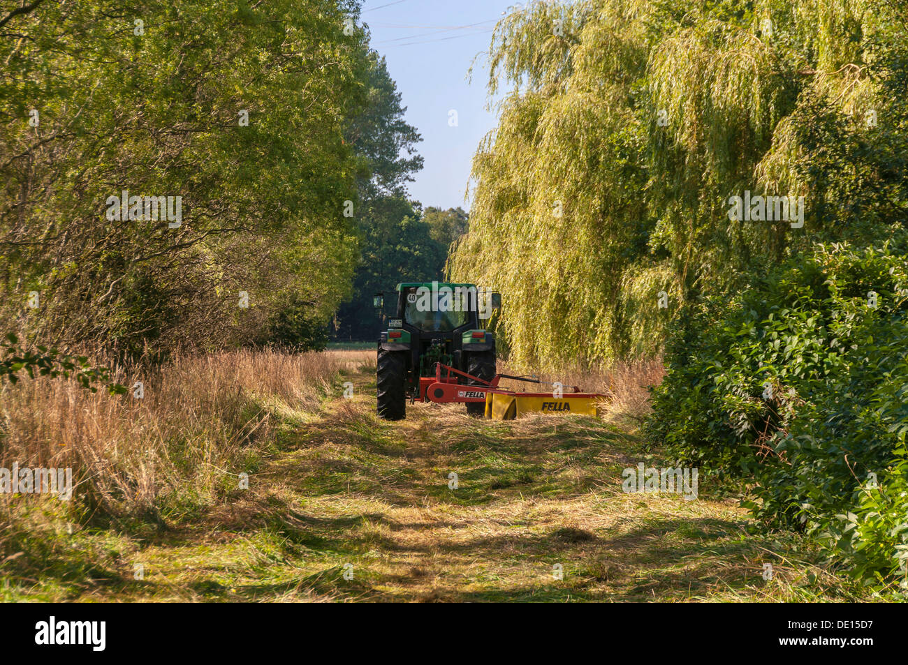 Landwirt mit einem Traktor, Rasenmähen, Dreieich-Goetzenhain, Hessen Stockfoto