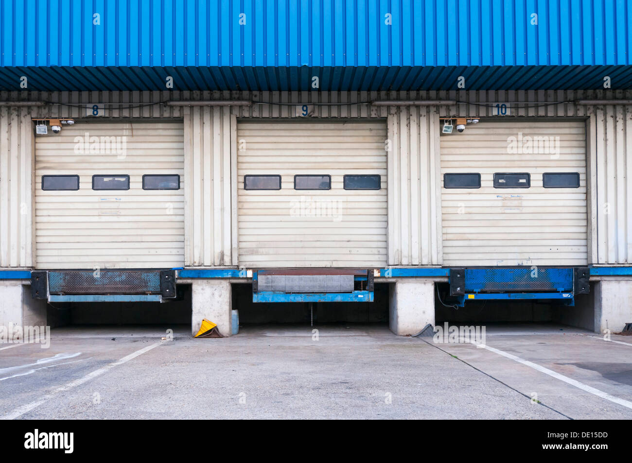 Laderampe mit Rollläden, Osthafen Hafen, Frankfurt am Main, Hessen, PublicGround Stockfoto