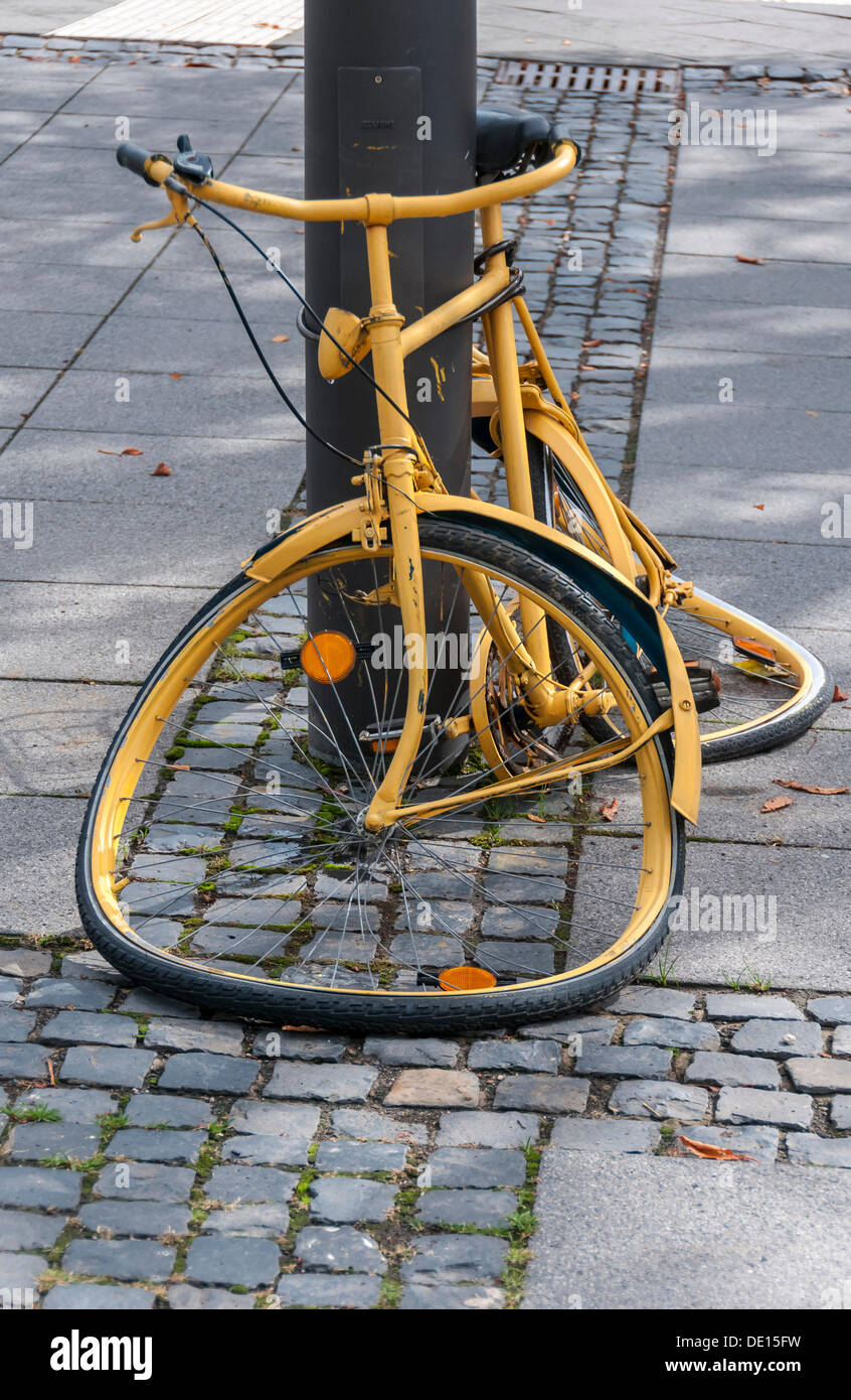 Fahrrad, Vandalismus verwüstet, Frankfurt am Main, Hessen, PublicGround Stockfoto