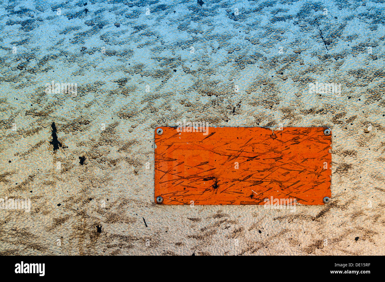 Orange-Platte auf eine strukturierte Oberfläche Stockfoto