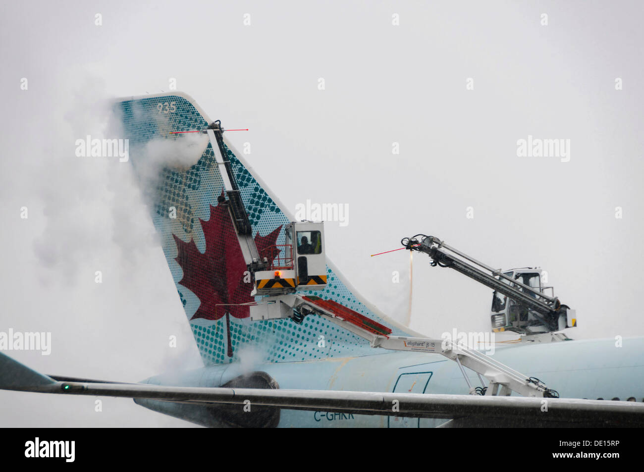 Heck eines Airbus A330-343 x von Air Canada enteist wird am Flughafen Frankfurt, Flughafen Frankfurt, Frankfurt Am Main, Hessen Stockfoto