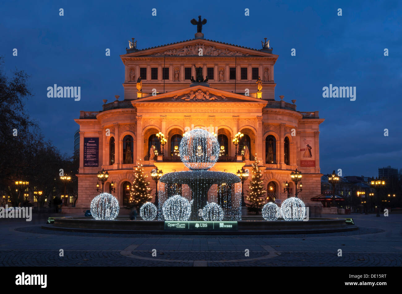 Alte Oper, alte Oper, mit Lucae-Brunnen an der Front, mit Weihnachtsschmuck und Lichter in der Abenddämmerung, Westend Stockfoto