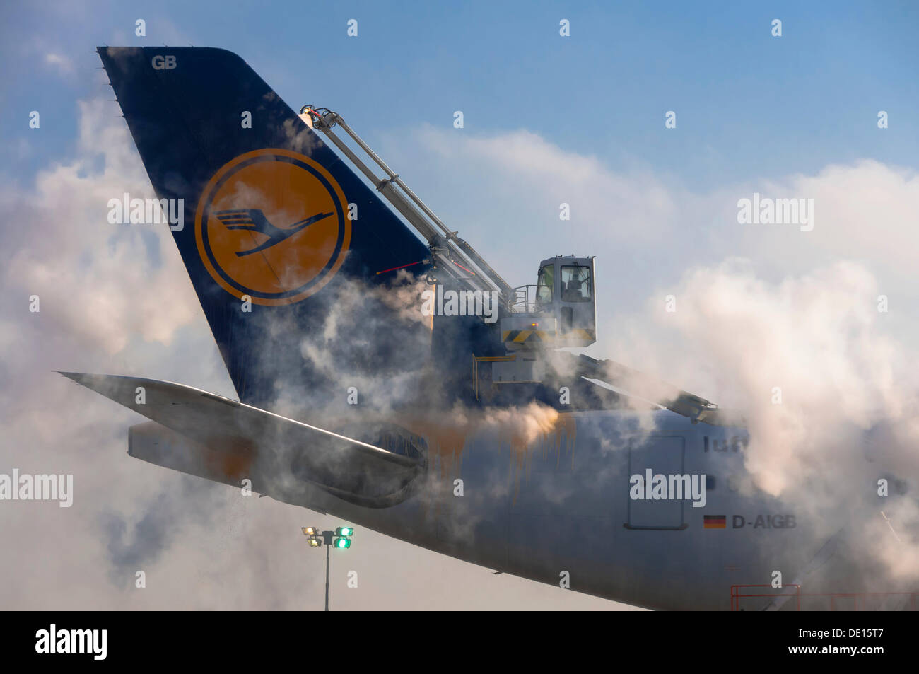 Tail Einheit eines Airbus A340 der Lufthansa Airlines während der Enteisung am Frankfurter Flughafen, Startbahn West Flughafen Frankfurt Stockfoto