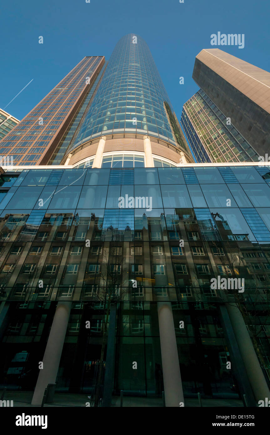Häuserzeile an Fassade des Main Tower, Garden Tower rechts, reflektiert Bankenviertel, Frankfurt Am Main, Hessen Stockfoto