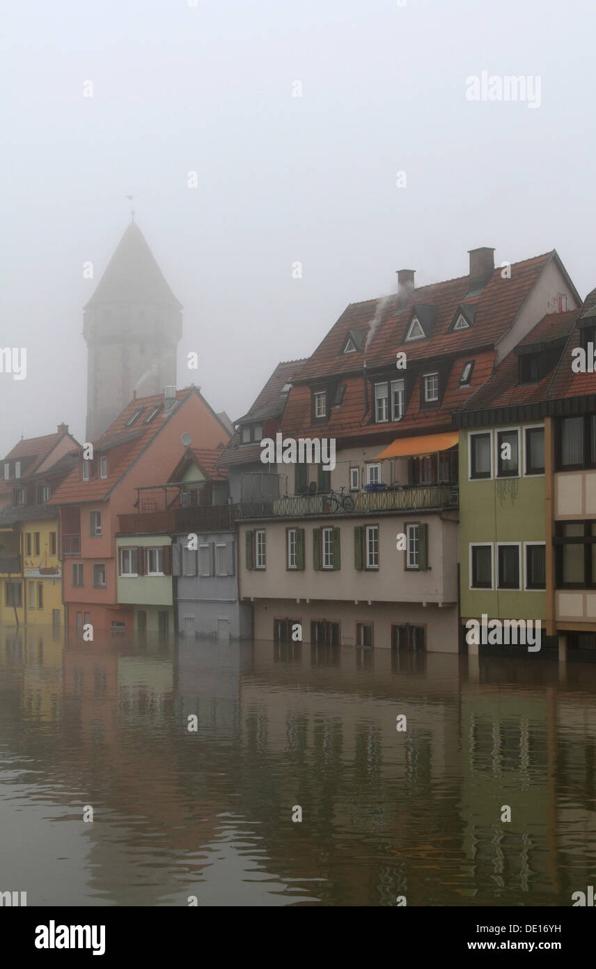 Hochwasser und Nebel, Gebäude am Ufer des Flusses Tauber, von der Tauber River Bridge auf Bahnhofstrasse Straße aus gesehen Stockfoto