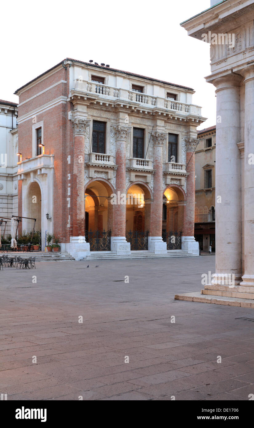 Loggia oder Palazzo del Capitaniato von Andrea Palladio mit Säule der