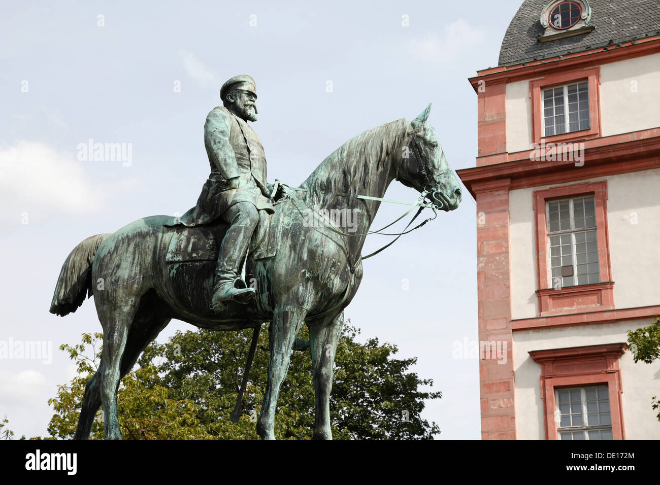 Reiterstatue von Großherzog Ludwig IV., der herzoglichen Palast Darmstadt auf der Rückseite, Darmstadt, Hessen Stockfoto