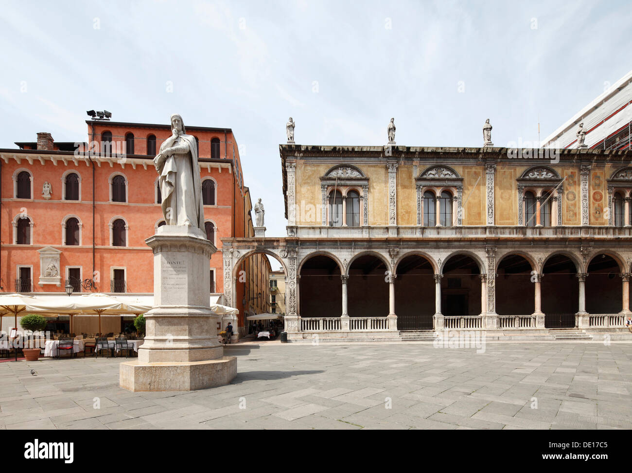 Piazza dei Signori mit Statue von Dante Alighieri und die Loggia del Consiglio, Verona, Veneto, Italien, Europa Stockfoto