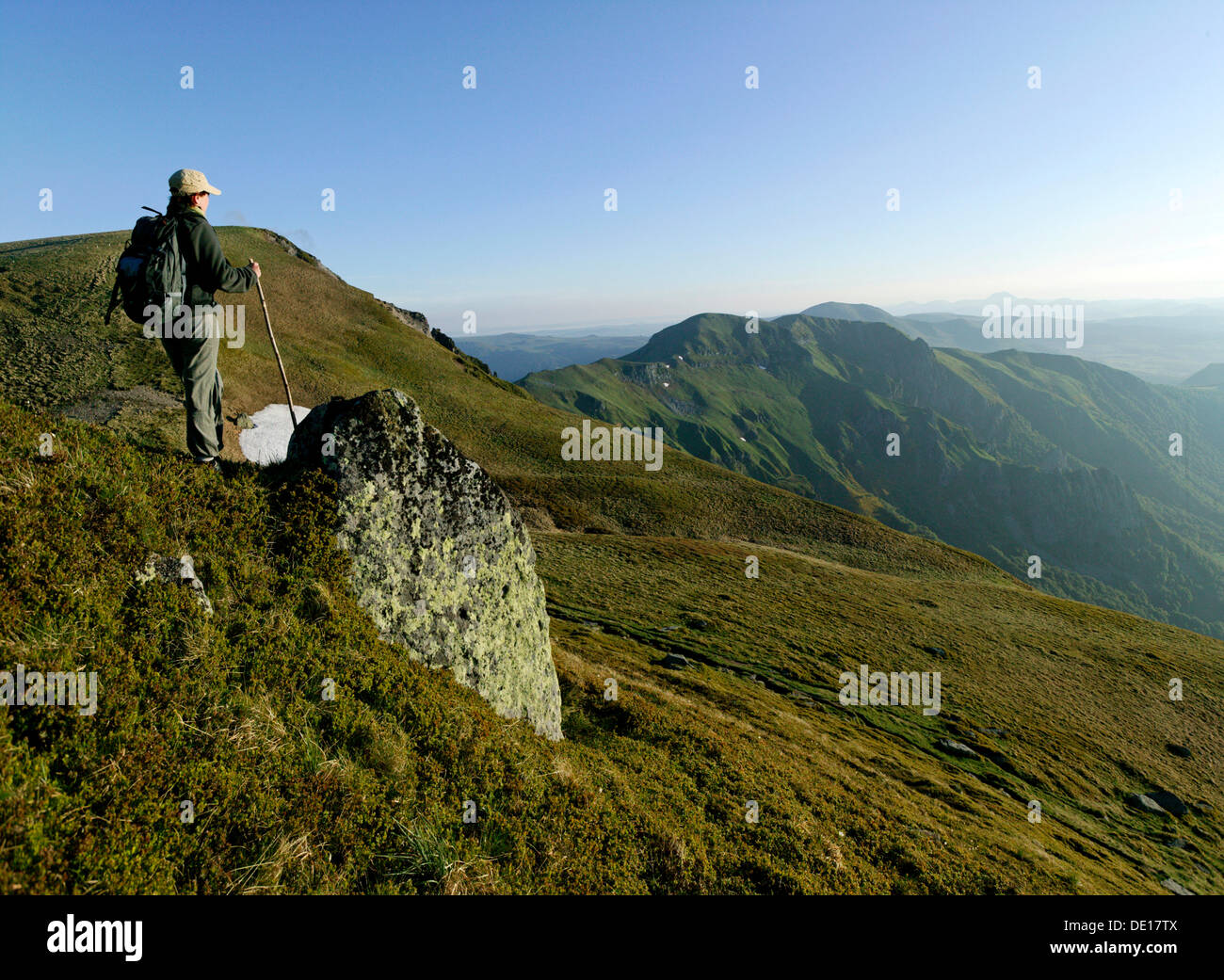 Wanderer im Massif du Sancy, Chaudefour Tal, Parc Naturel Regional des Vulkane d ' Auvergne, regionaler Naturpark von der Stockfoto