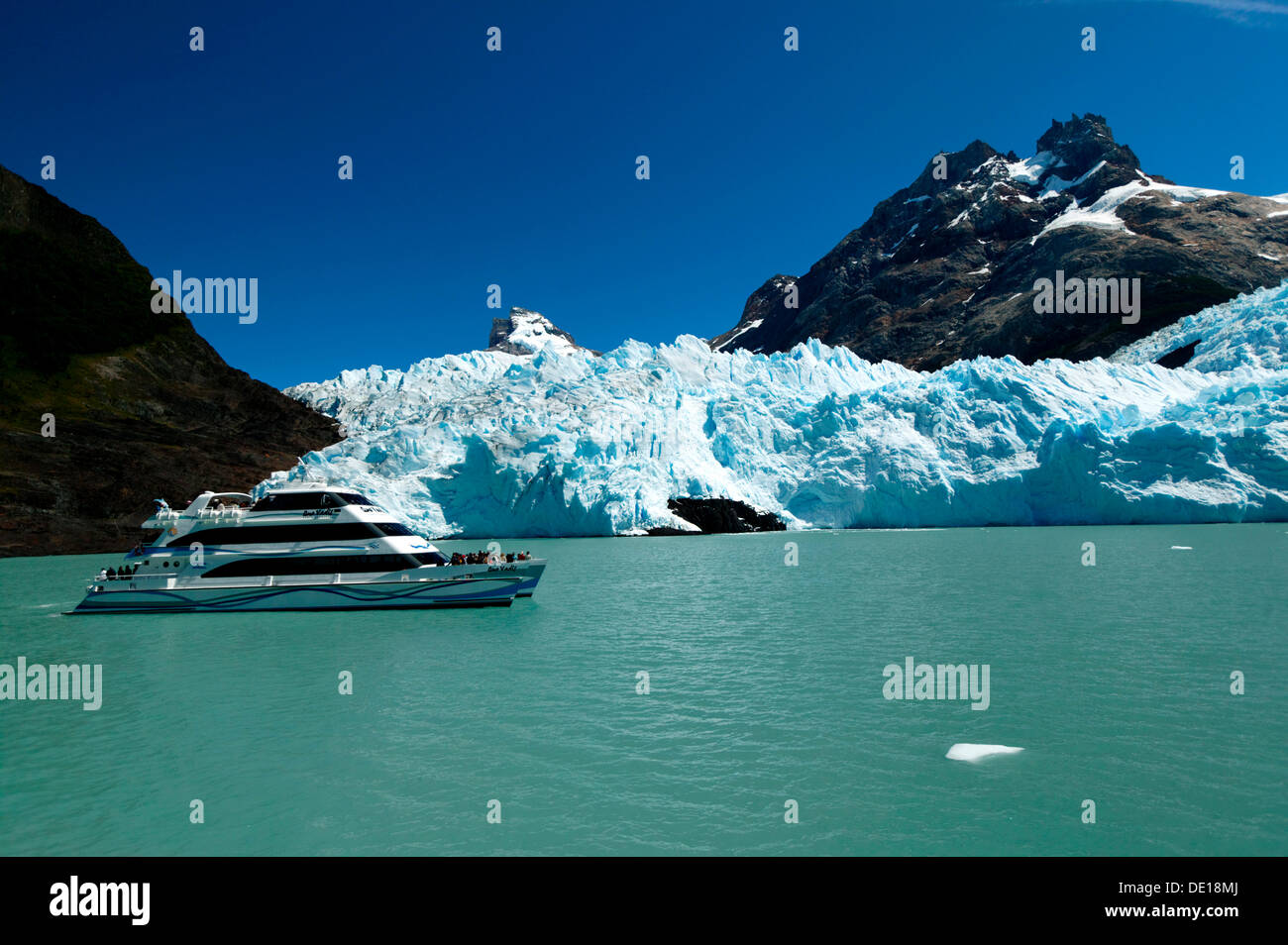 Ausflugsschiff, Lago Argentino, Spegazzini Gletscher, Nationalpark Los Glaciares, UNESCO-Weltkulturerbe, Cordillera Stockfoto