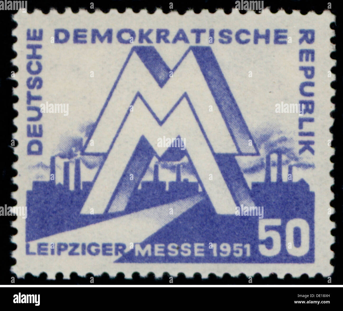 Post, Briefmarken, Deutschland, Deutsche Post der Deutschen Demokratischen Republik, 50 Pfennig-Briefmarke, Entwurf Egon Pruggmayer, Ausgabedatum 4.3.1951, gültig bis 31.3.1952, Motiv: Leipziger Frühjahrsmesse 1951, DDR, DDR, DDR, Leipzig Messe, Leipzig, Symbol, Symbole, Embleme, Logo, Logos, Messenzeichen, MM, Industrie, Handel, Wirtschaft, Briefmarke, Briefmarken, 50er, 50er, 20. Jahrhundert, Post, Post, republik, Republiken, Pfennig, Penny, Briefmarke, Briefmarken, Design, Designs, historisch, Additional-Rights-Clearences-not available Stockfoto