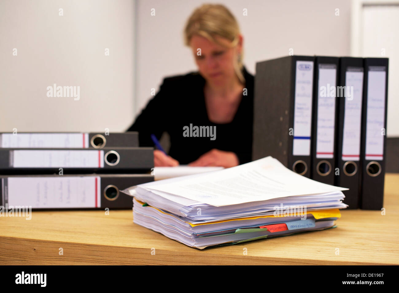 Niederlande-den Haag 22.04.12. Eine Frau in einem Büro gearbeitet. Stockfoto