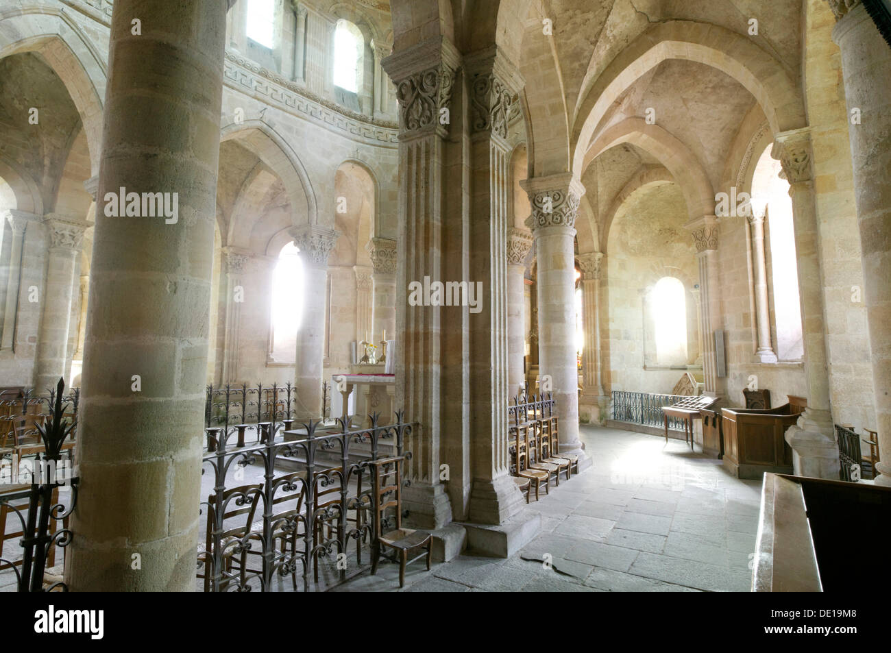 Die romanische Kirche Saint-Menoux, Bourbonnais, Allier, Auvergne, Frankreich, Europa Stockfoto