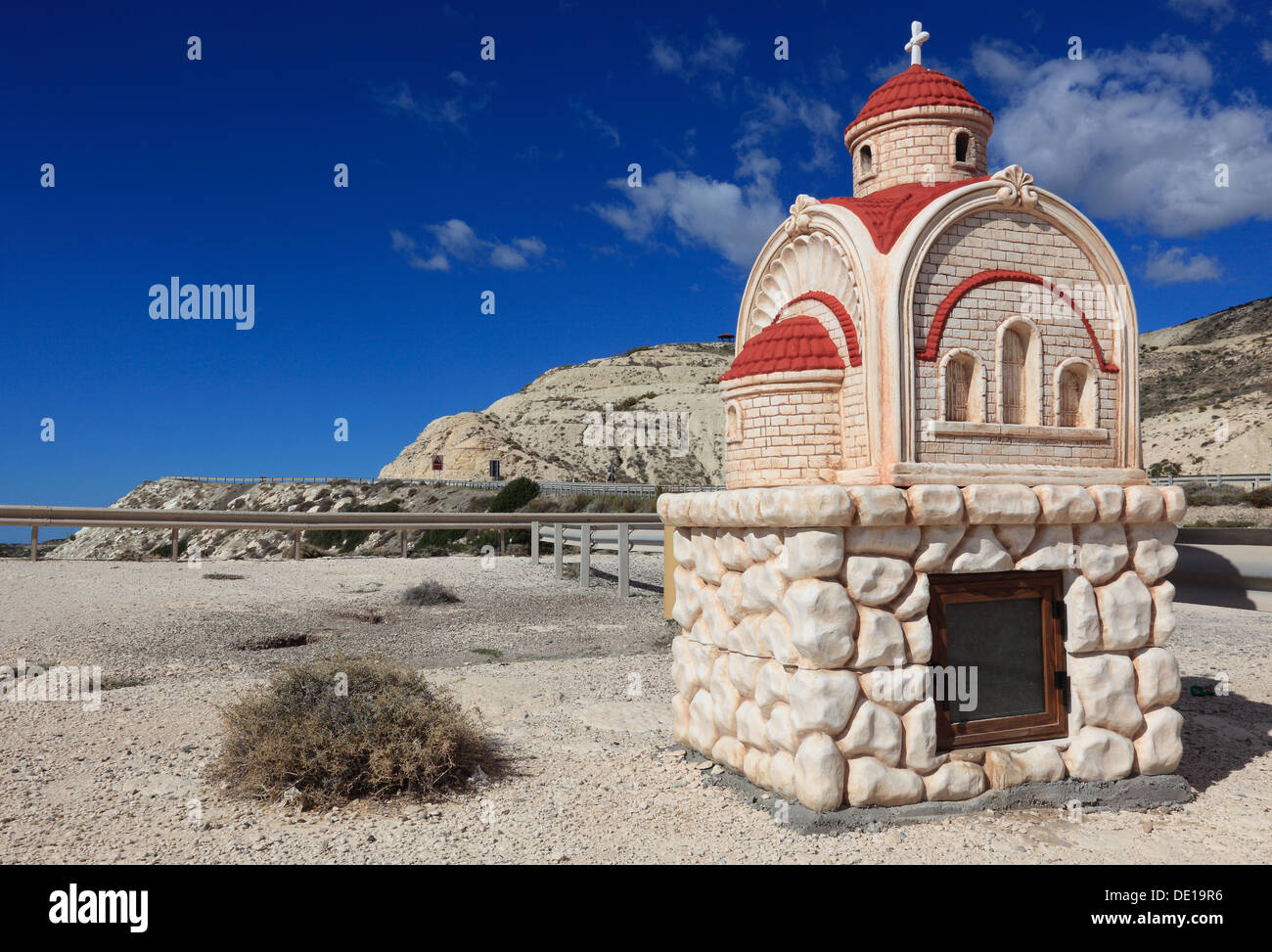 Zypern, kleine Kapelle auf einem Parkplatz in der Nähe von Petra Tou Romiou, Küstenstraße, Parkplatz Stockfoto