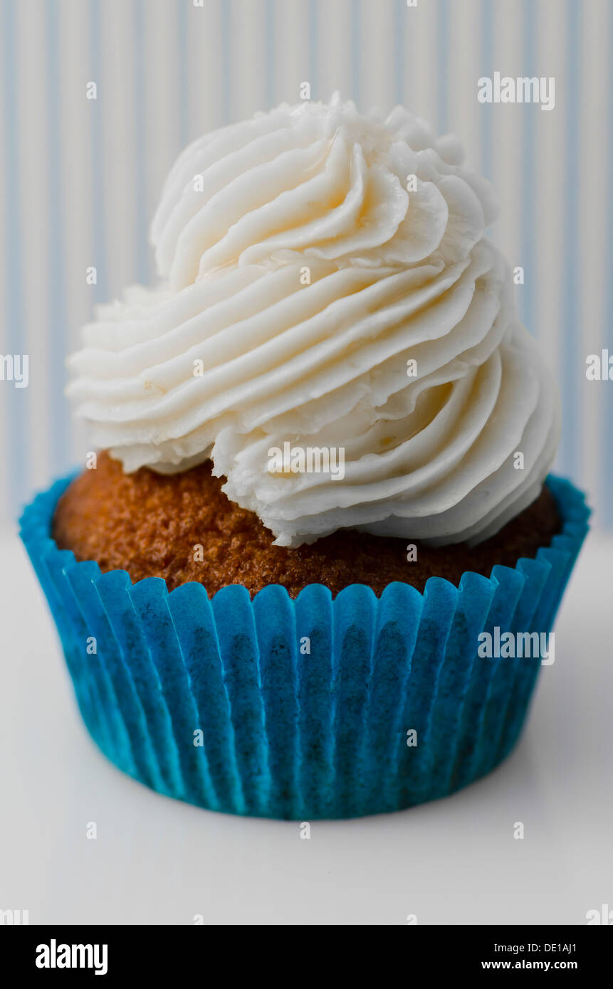 Red Velvet Cupcake mit köstlichen Pipe Frischkäse Zuckerguss in eine Spirale drehen Stockfoto