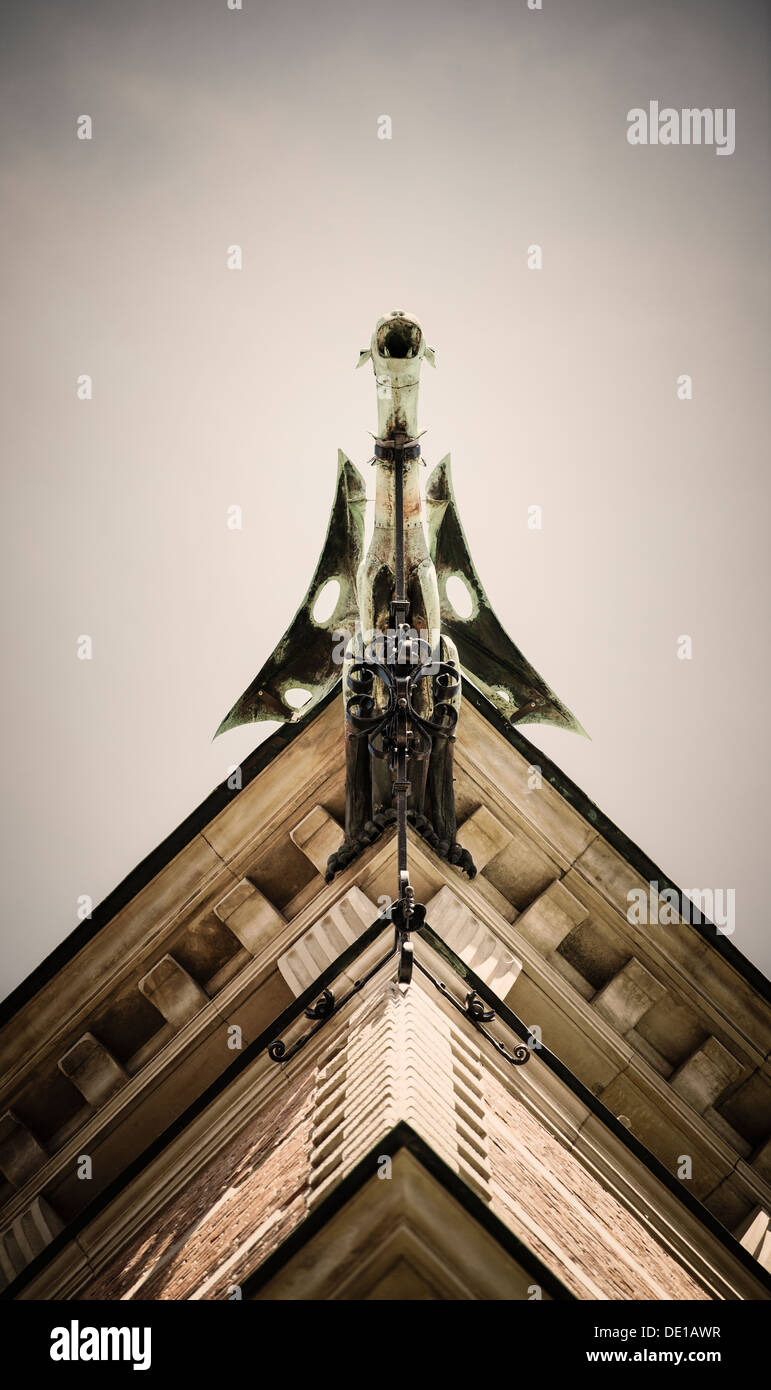 Stadtszene mit niedrigen Winkel Ansicht der Wasserspeier auf Tyska Kyrkan, deutsche Kirche in Schwedens Hauptstadt Stockholm Stockfoto