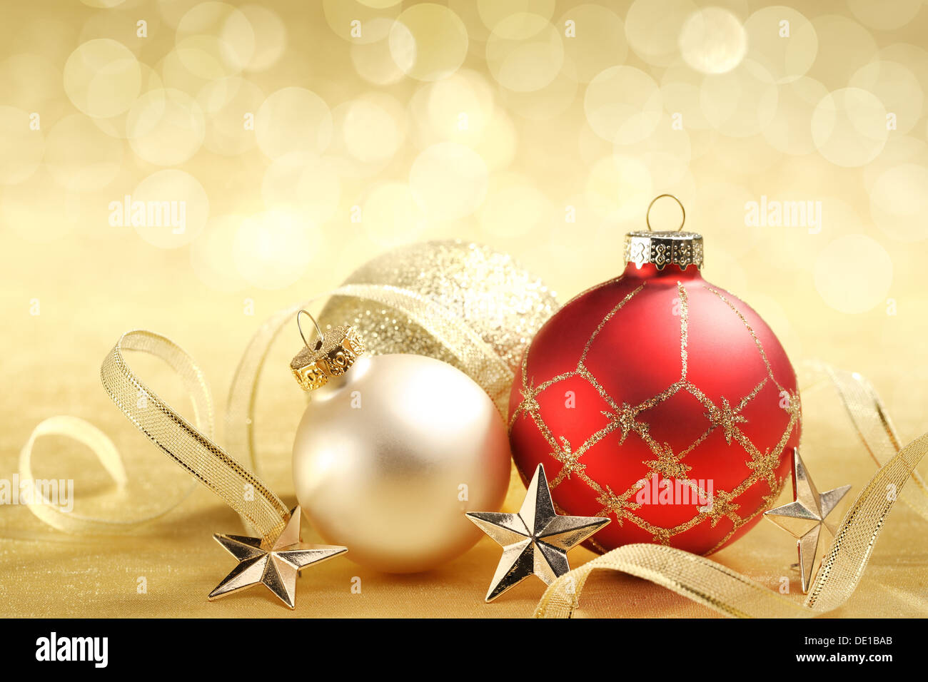 Weihnachtskugeln mit Band auf abstrakten Hintergrund Stockfoto