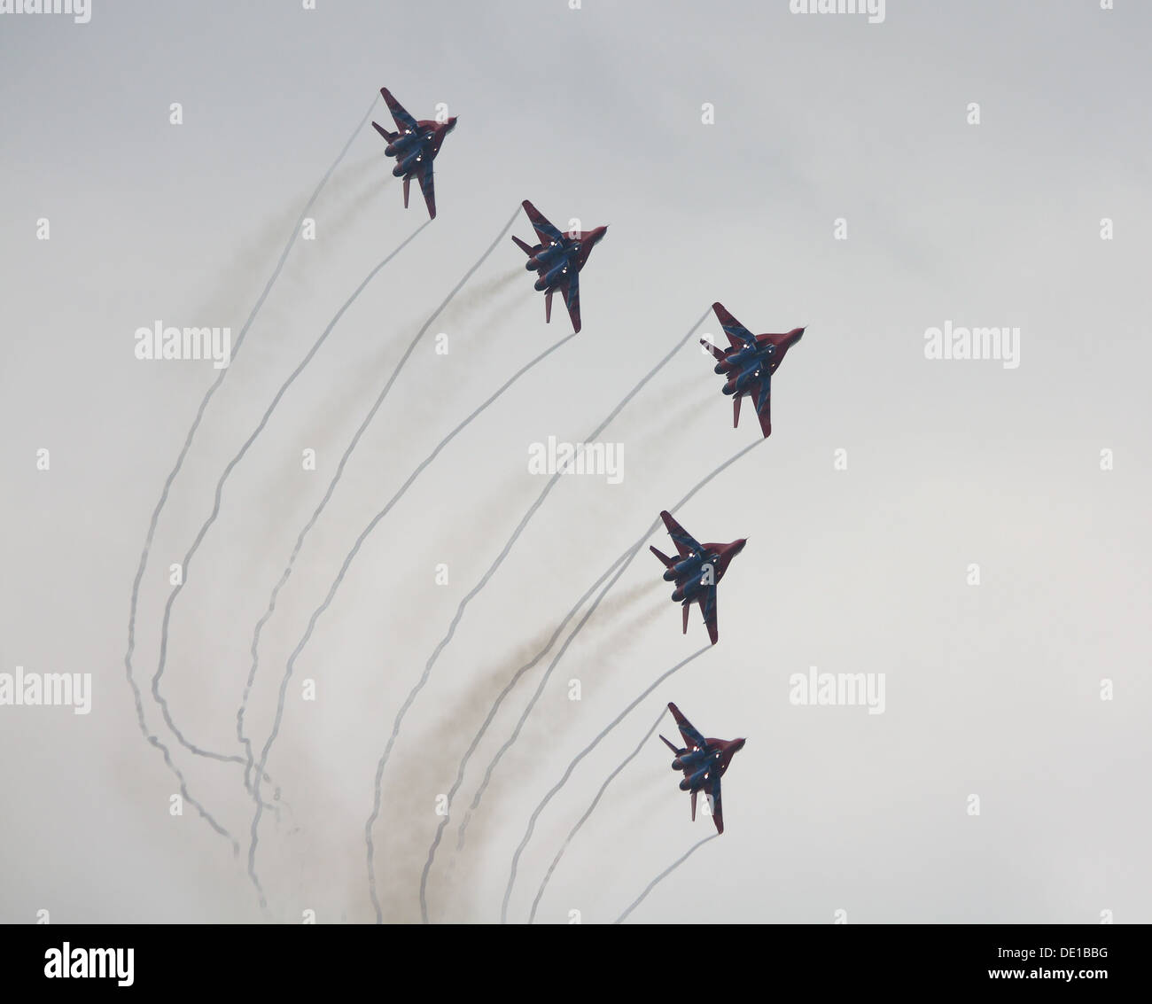 Das Kunstflugteam von Swifts tritt während des MAKS 2013 International Aerospace Salon in Russland mit MiG-29-Kampfflugzeugen auf. Bei dieser jährlichen Veranstaltung werden moderne Luftfahrttechnologie und Militärflugzeuge vorgestellt. Stockfoto